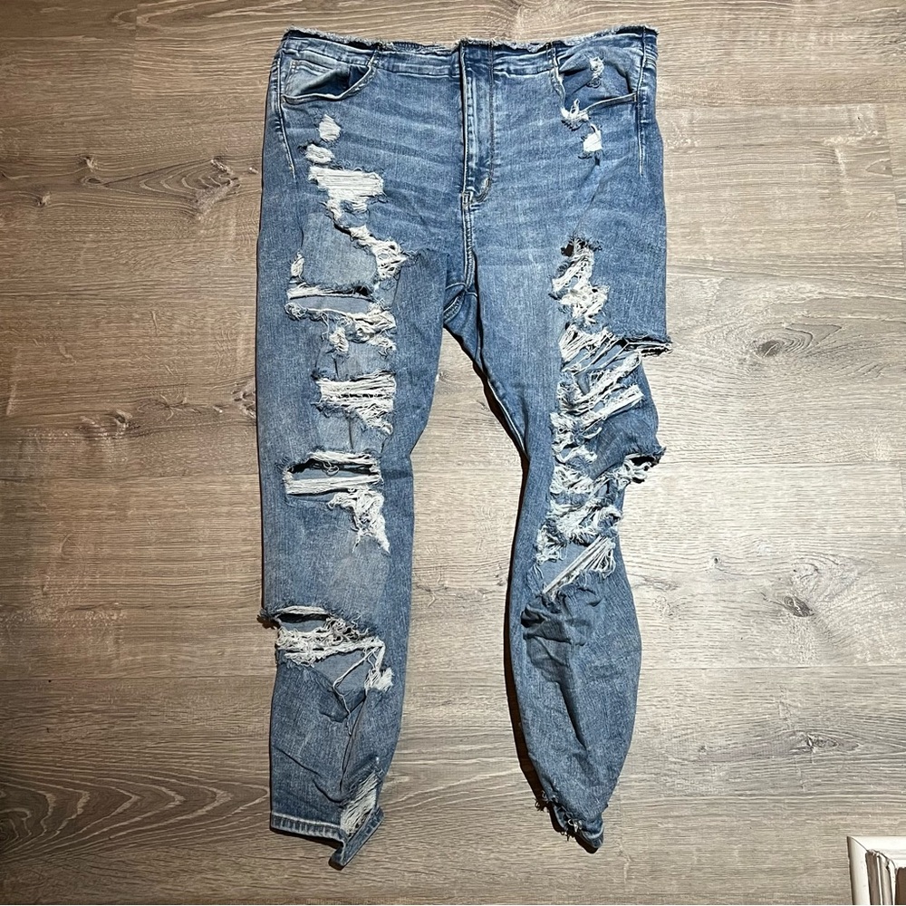 Super distressed high rise American eagle jeans